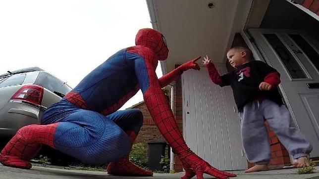 El padre que se convirtió en Spiderman para sorprender a su hijo con cáncer