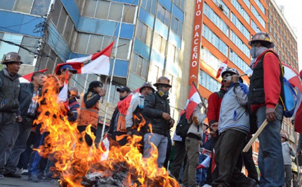 CONFLICTO. Mineros, estudiantes y de otros sectores de Potosí protestan en la avenida Mariscal Santa Cruz, en La Paz. -   Archivo La Prensa