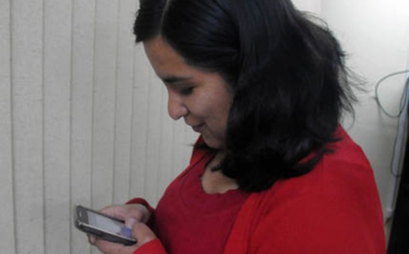 TECNOLOGÍA. Una joven, foto referencial, utiliza el facebook de su teléfono móvil - Archivo La Prensa TECNOLOGÍA. Una joven, foto referencial, utiliza el facebook de su teléfono móvil - Archivo La Prensa