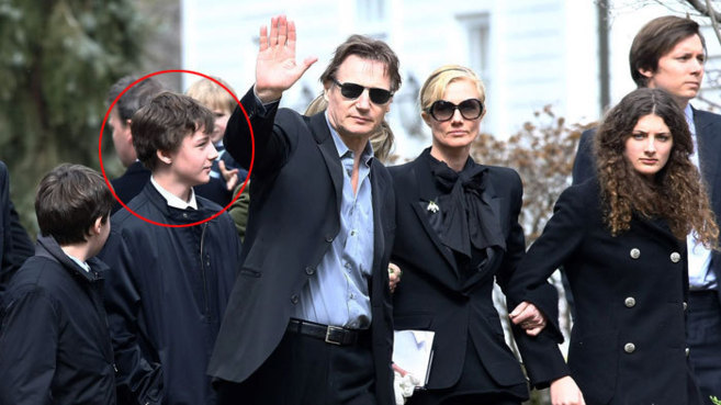 Michaél Neeson (círculo rojo), tras su padre Liam, en el funeral por...