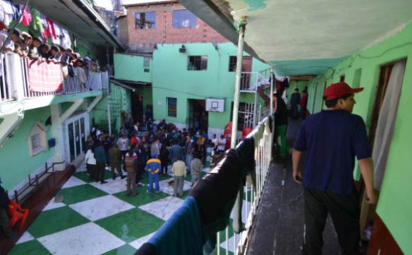 SAN PEDRO. Privados de libertad caminan por una sección de la cárcel de varones en La Paz.  -   Archivo La Prensa