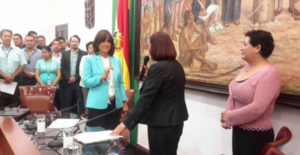 La presidenta del Concejo Municipal, Angélica Zapata, le toma el juramento a la nueva alcaldesa de Santa Cruz, Desirée Bravo. Sucedió a las 12:15 de este martes