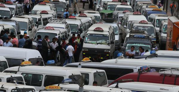 El jueves y viernes, los minibuses obstaculizaron el tráfico urbano