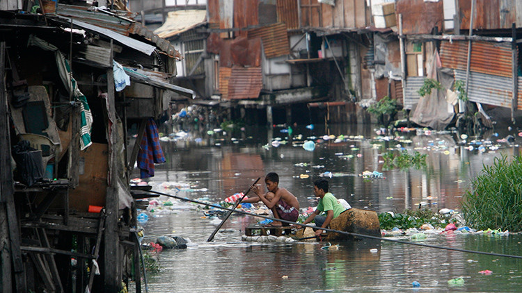 Fotos imactantes: Niños filipinos hurgan en los ríos de basura para sobrevivir