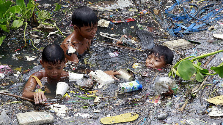 Fotos imactantes: Niños filipinos hurgan en los ríos de basura para sobrevivir