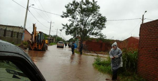Los barrios cruceños se inundaron debido a las intensas precipitaciones. 600 funcionarios municipales están trabajando para atender la emergencia