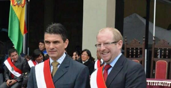 El alcalde Rodrigo Paz y el gobernador Adrián Oliva en el acto de homenaje por la fundación de Tarija
