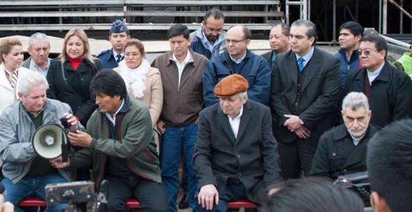 El presidente Evo Morales, el gobernador Rubén Costas, el alcalde Percy Fernández, además de autoridades de la Iglesia y ministros de Gobierno estuvieron en el simulacro de la visita papal