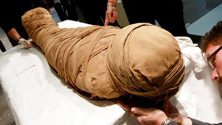 Descubren cuatro fosas con momias de hace 5.000 años en Egipto