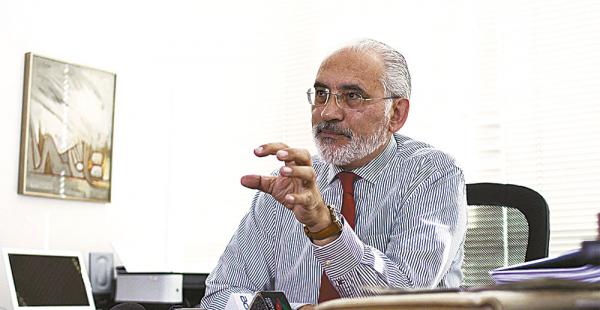 Carlos Mesa será uno de los participantes en este foro, que analizará los lazos entre literatura y periodismo