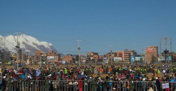 Miles de personas hacen filas para ingresar al campus papal en El Alto, donde arribará Francisco la tarde de este miércoles