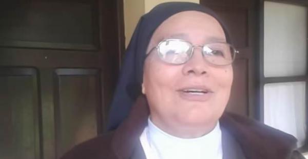 La religiosa carmelita María del Carmen de Santa Teresa recibió la comunión de manos del papa Juan Pablo II cuando visitó Bolivia, hace 27 años