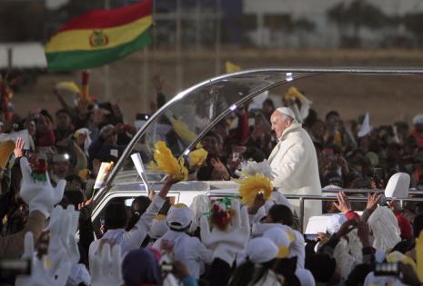 Miles de fieles saludan al papa en la ruta entre El Alto y La Paz