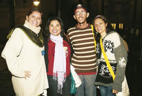 Milena Ferreira, María Amalia Silva, Cleiton Mendes y Fátima Borba, de la Pastoral de Juventud Rural, se dieron un paseo por la plaza 24 de Septiembre
