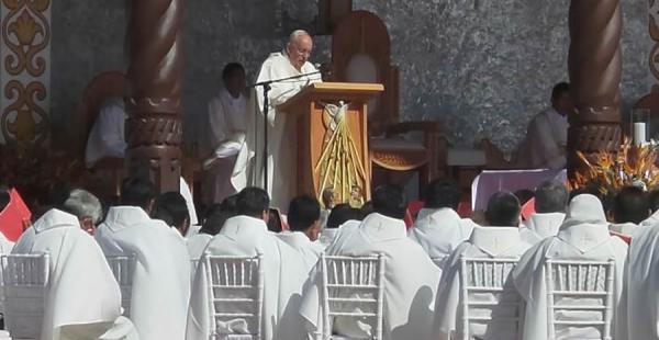 El papa Francisco habló ante una multitud que lo esperó en el altar instalado en la avenida Cristo Redentor