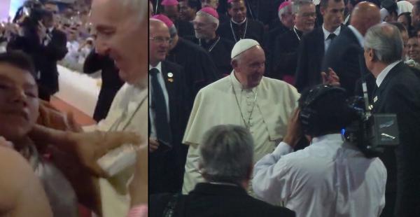 Andrés Delgadillo, la persona que recibio la primera bendición del papa,  en el coliseo Don Bosco