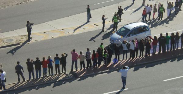 El papa se traslada en un vehículo Fiat y no usó el papamóvil en su recorrido