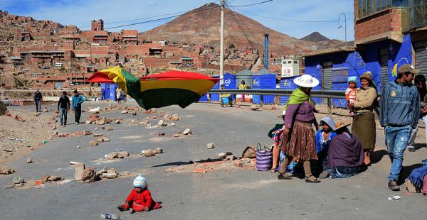 El bloqueo en Potosí lleva 12 días, fuerzas de la Policía lograron evacuar a 91 extranjeros retenidos en el lugar