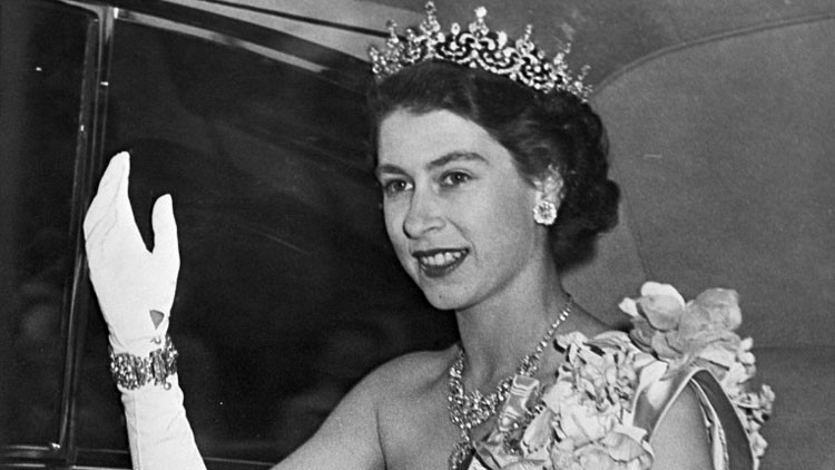 Video: Aparecen imágenes de la reina Isabel II haciendo saludo nazi cuando era niña