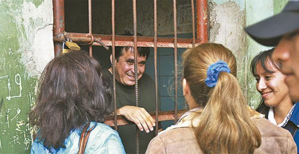 Carmelo Lens fue trasladado de las celdas de la Felcc para comparecer a la audiencia cautelar. El exgobernador está acusado de seis delitos
