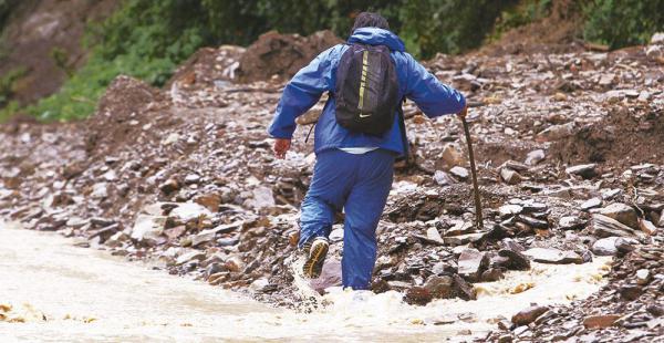 la odisea de los valles Cada vez que llueve, viajar desde Santa Cruz hacia los valles (por la carretera antigua a Cochabamba) se convierte en una misión peligrosa y angustiosa. Este hombre se apoya en un palo para no caer sobre la greda resbalosa