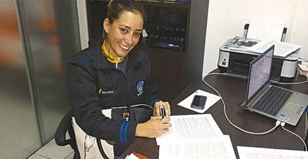Claudia firmando el contrado de su vinculación