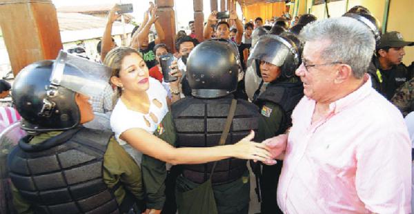 Una mujer desafía la seguridad policial para saludar a Leopoldo en Cobija. Hubo un gran recibimiento