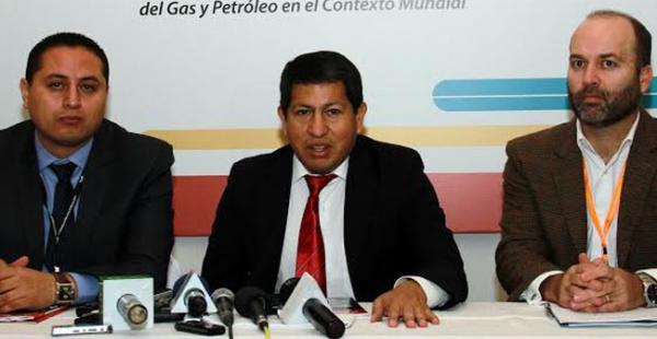 El ministro de Hidrocarburos, Luis Alberto Sánchez (centro), se refirió a la escalada de posiciones que obtuvo YPFB en el último ranquing que elaboró la revista América Energía