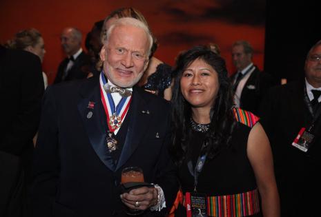 Ana junto a Buzz Aldrin, el segundo astronauta en pisar la luna
