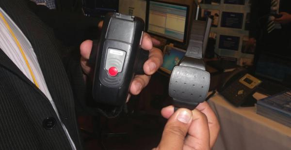 Estas son las manillas y tobilleras que se exponen en la feria tecnológica que se realiza a la par de la cumbre de seguridad ciudadana en la ciudad de Cochabamba