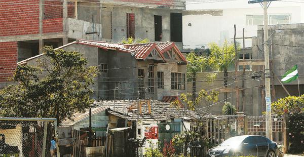 la realidad es otra no solo familias ricas viven dentro del 4º anillo, también hay pobres