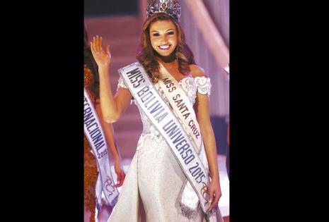 CON LA CORONA  Paula Schneider, feliz. Ella nunca pensó en ganar la corona del Miss Santa Cruz y ahora es miss Bolivia