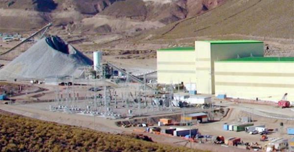 produce a cielo abierto plata, plomo y zinc en la región andina de Potosí removiendo a diario 150.000 toneladas de roca para procesar unas 40.000 toneladas de minerale