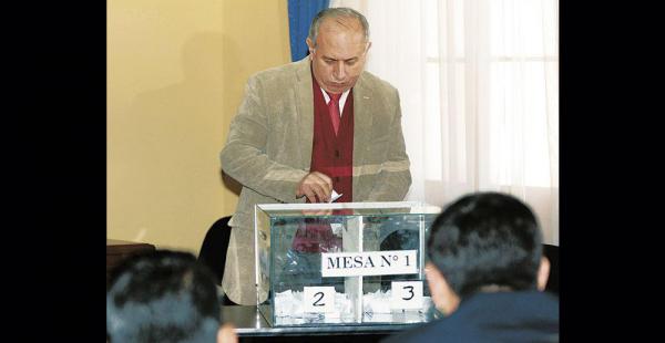 El vocal Antonio Costas mostró los equipos dañados en el TSE