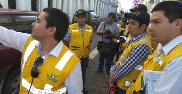 Una docena de funcionarios de Tráfico y Transporte de la comuna cruceña iniciaron este martes con el retiro de placas de vehículos estacionados en calles del centro de la ciudad de Santa Cruz