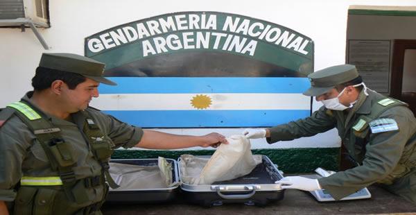 Las personas transportaban cocaína vía terrestre en una maleta con bolsillos falsos. El hecho se produjo en Argentina.