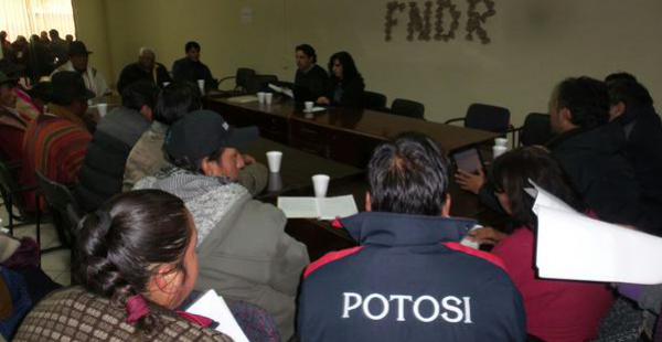 Las autoridades de Estado esperaron casi por toda la tarde la asistencia de los dirigentes cívicos para reanudar el encuentro.