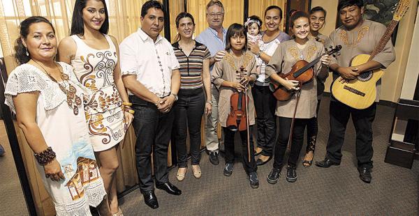 Pedro Rivero Jordán (5.º de la izq.) junto a las autoridades ediles, la reina y la orquesta municipal