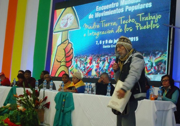 El sacerdote Isaac Núñez, activista de derechos humanos que luchó con Luis Espinal, habla en el evento, ayer.  - Henry Ugarte Los Tiempos