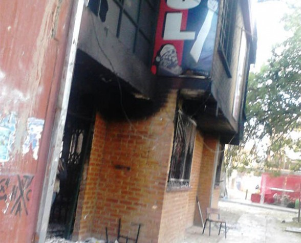 La FUL fue incendiada tras la toma por parte de un grupo. | Foto: Lucía Cabrera  -     Agencia