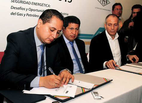 Acuerdo. Guillermo Achá, de YPFB, rubrica ayer el acuerdo con el titular de Petropar, Rómulo Campos (derecha).