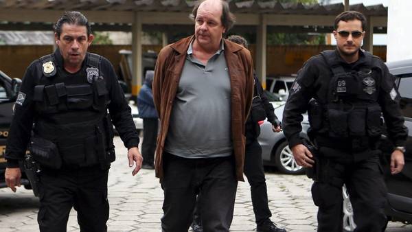 Arrestado. Jorge Zelada, este jueves, al ser detenido por la policía. /REUTERS