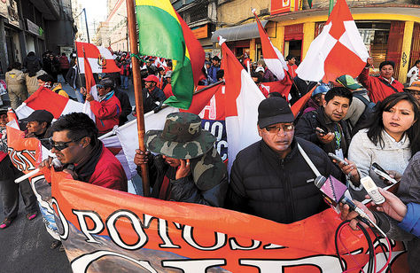 Arribo. La marcha de Comcipo pasa por la calle Ayacucho y Potosí, ayer.