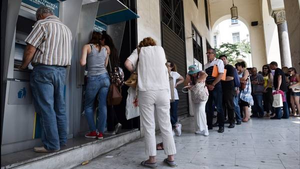 Cajeros. Siguen los problemas para retirar dinero de los bancos griegos. AP