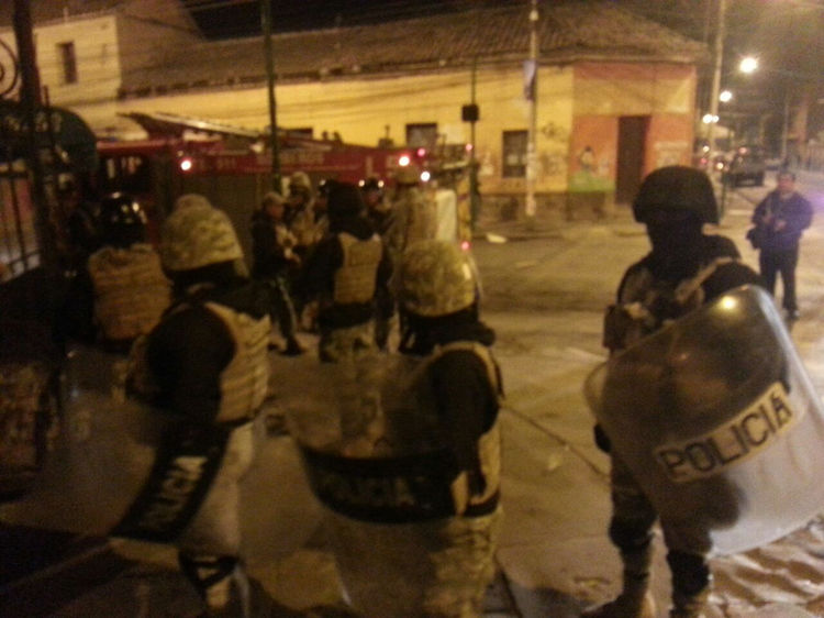 Efectivos policiales resguardan los ingresos al campus de la UMSS. Foto: Álvaro Inarra