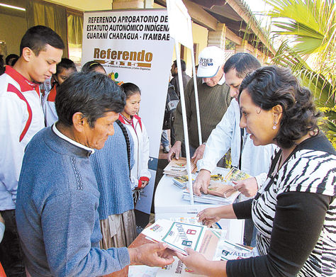 Ejercicio. Los habitantes de Charagua, en Santa Cruz, en un ejercicio sobre el próximo referéndum.
