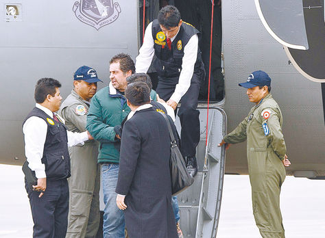 Extraditado. Martín Belaunde cuando llega al aeropuerto de Lima, Perú, el viernes 29 de mayo.