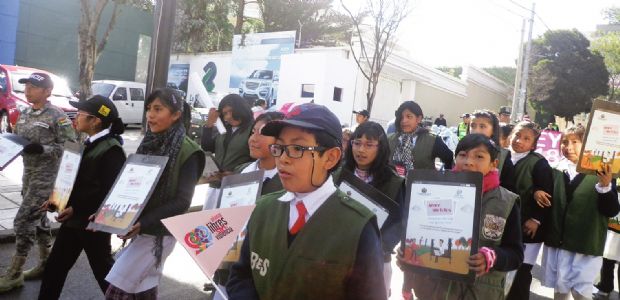 Los estudiantes desfilaron en la zona Sur con carteles y cánticos alusivos.
