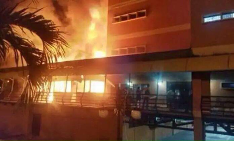 Incendio en la sede de la FUL, después de los enfrentamientos ente estudiantes. Foto: Álvaro Inarra