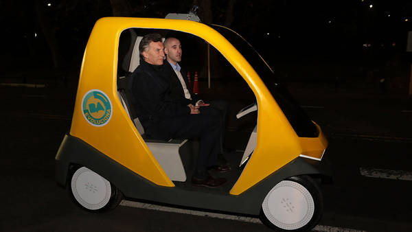 El Jefe de Gobierno, Mauricio Macri, probó esta noche, en la pista de aprendizaje del ACA, un vehículo autocomandado que desarrollaron jóvenes ingenieros argentinos.